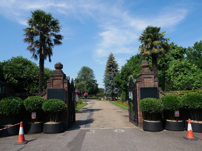 Gunnersbury Cemetery London — photograph