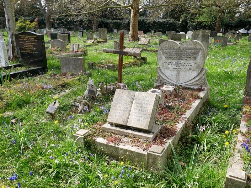 Mortlake Cemetery London — photograph