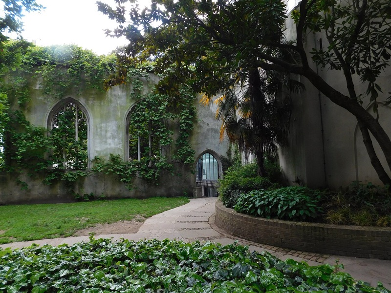 St Dunstan-in-the-East Church Garden — photograph